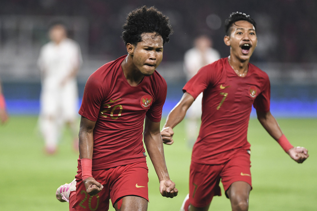Penyerang timnas Indonesia U-19 Amiruddin Bagus Alfikri (kiri) melakukan selebrasi usai mencetak gol ke gawang timnas Korea Utara U-19 pada laga lanjutan babak kualifikasi Grup K Piala Asia U-19 2020 di Stadion Utama Gelora Bung Karno, Senayan, Jakarta.