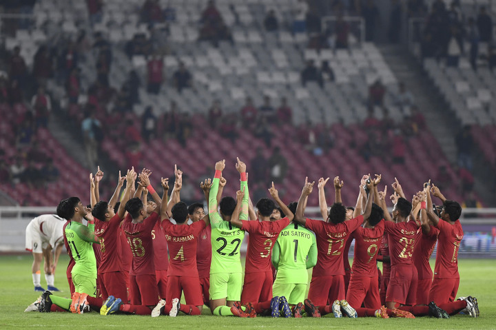 Para pemain timnas Indonesia U-19 meluapkan kegembiraan usai bertanding melawan timnas Korea Utara U-19 pada laga lanjutan babak kualifikasi Grup K Piala Asia U-19 2020 di Stadion Utama Gelora Bung Karno, Senayan, Jakarta.