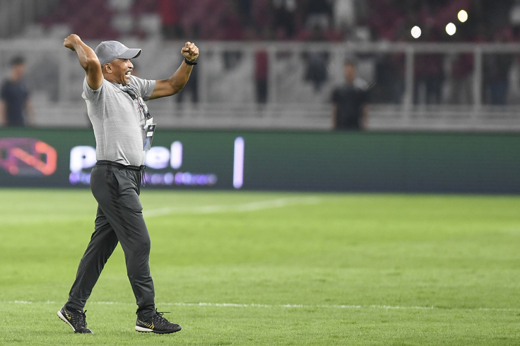 Pelatih timnas Indonesia U-19 Fakhri Husaini meluapkan kegembiraan susai pertandingan melawan timnas Korea Utara U-19 pada laga lanjutan babak kualifikasi Grup K Piala Asia U-19 2020 di Stadion Utama Gelora Bung Karno, Senayan, Jakarta.