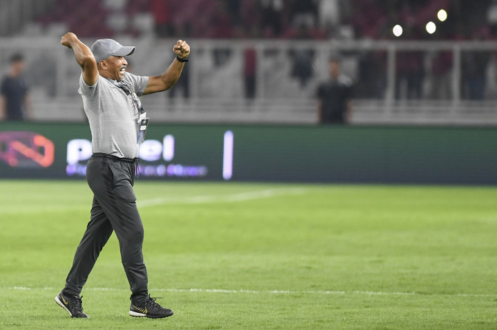 Pelatih timnas Indonesia U-19 Fakhri Husaini meluapkan kegembiraan susai pertandingan melawan timnas Korea Utara U-19 pada laga lanjutan babak kualifikasi Grup K Piala Asia U-19 2020 di Stadion Utama Gelora Bung Karno, Senayan, Jakarta.