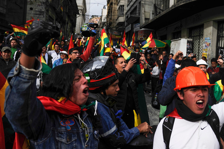 Pernyataan itu disampaikan usai militer Bolivia juga meminta dirinya untuk mundur dan para sekutunya mulai meninggalkan dirinya usai demonstrasi berkepanjangan pasca-pemilu Oktober lalu. AFP Photo/Jorge Bernal