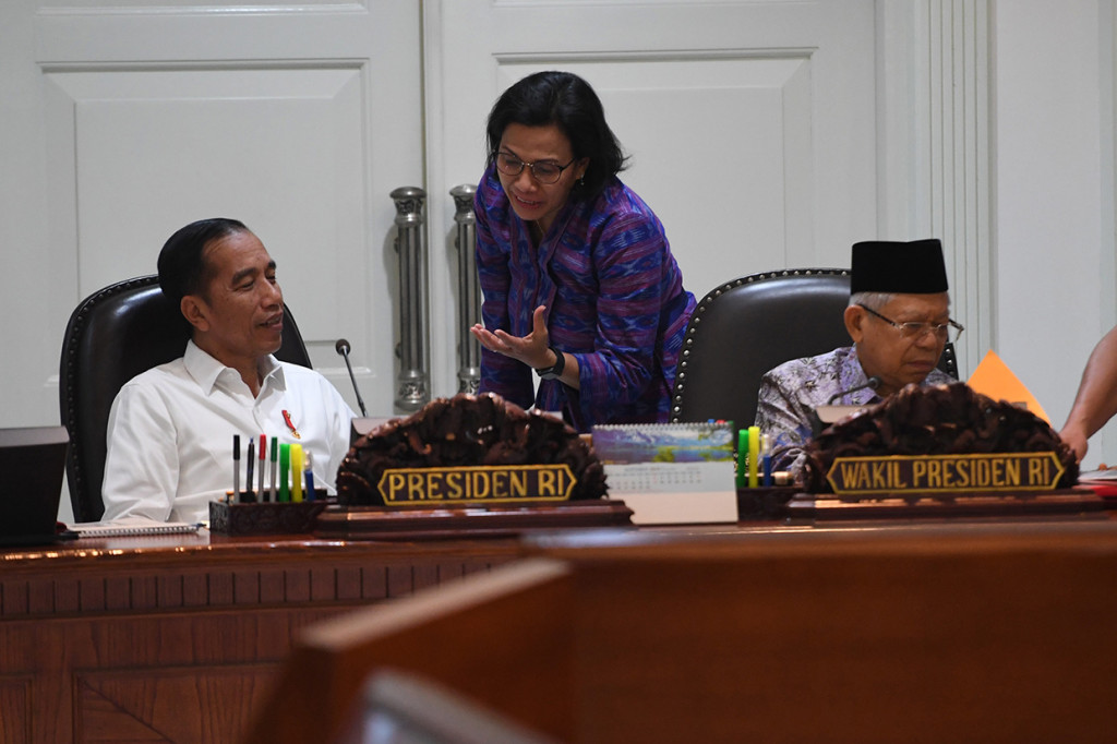 Presiden Joko Widodo bersama Wakil Presiden Ma'ruf Amin memimpin rapat terbatas di Kantor Presiden, Jakarta.