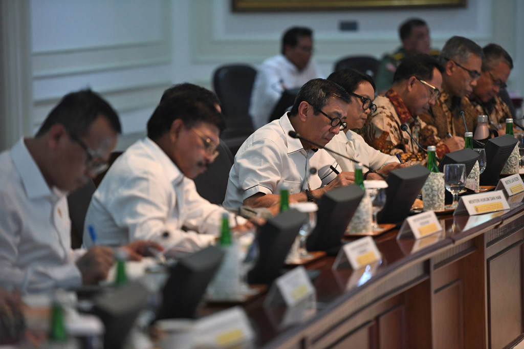 Rapat terbatas itu membahas program cipta lapangan kerja, penguatan neraca perdagangan dan pemberdayaan usaha mikro kecil dan menengah. 