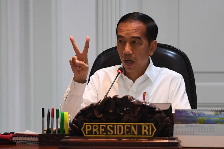 Presiden Joko Widodo meminta menterinya untuk bekerja keras menekan defisit neraca perdagangan. Untuk mencapai hal itu, kata Jokowi, para menteri perlu melakukan terobosan dalam mengurangi impor BBM yang menjadi penyumbang defisit terbesar.