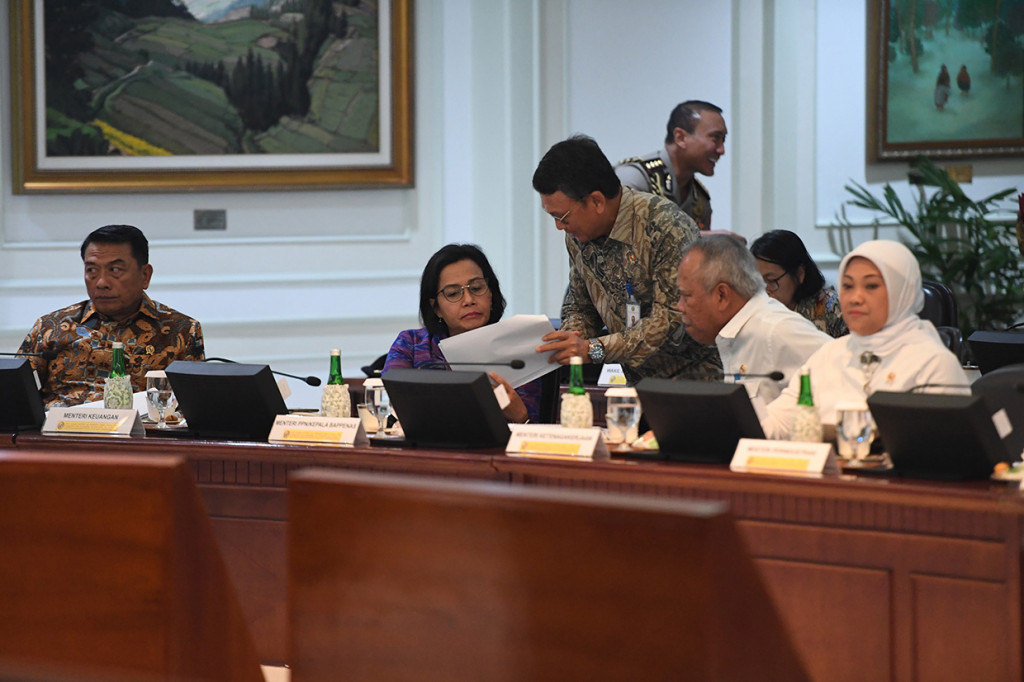 Jokowi juga menginstruksikan para menteri untuk mengawal program pemerintah dalam energi baru terbarukan seperti percampuran 20 persen biodisel dengan 80 persen bahan bakar minyak jenis solar atau dikenal B20.