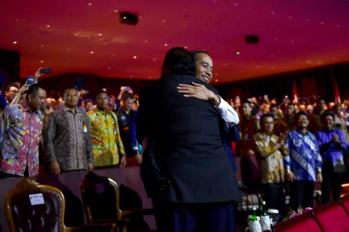 Presiden Joko Widodo berpelukan erat dengan Ketua Umum Partai NasDem Surya Paloh seusai menyampaikan pidato dalam perayaan HUT ke-8 Partai NasDem di JI Expo Kemayoran, Jakarta, Senin, 11 November 2019 malam. Biro Pers Setpres/Muchlis Jr