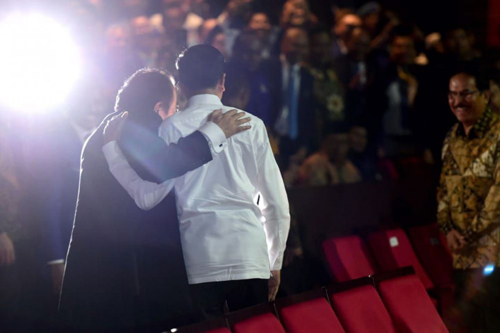 Jokowi dan Surya Paloh kemudian berangkulan untuk memberi kesempatan para kesempatan hadirin mengabadikan momen tersebut. Biro Pers Setpres/Muchlis Jr