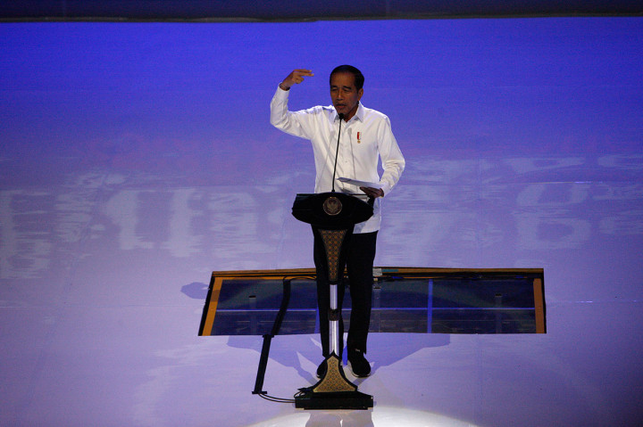 Sebelumnya, momen pelukan kedua tokoh tersebut terjadi setelah Jokowi memberikan sambutan. 