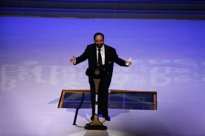 Sebelumnya, Surya Paloh dalam sambutannya menyatakan bahwa sebenarnya dia sangat ingin memeluk erat Jokowi seerat dia memeluk Presiden PKS Sohibul Iman, tapi tidak bisa. 