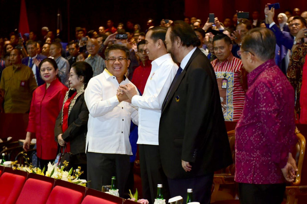 Pada kesempatan tersebut, Presiden PKS Sohibul Iman menghampiri Presiden Jokowi. Sohibul Iman kemudian berjabat tangan erat dengan Jokowi. Biro Pers Setpres/Muchlis J