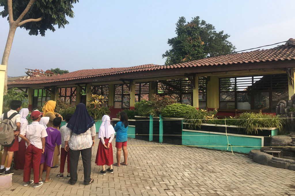 Tiga ruang kelas SDN Malangnengah II, yaitu ruang kelas 3,4, dan 5 roboh pada Senin, 11 November 2019 malam.