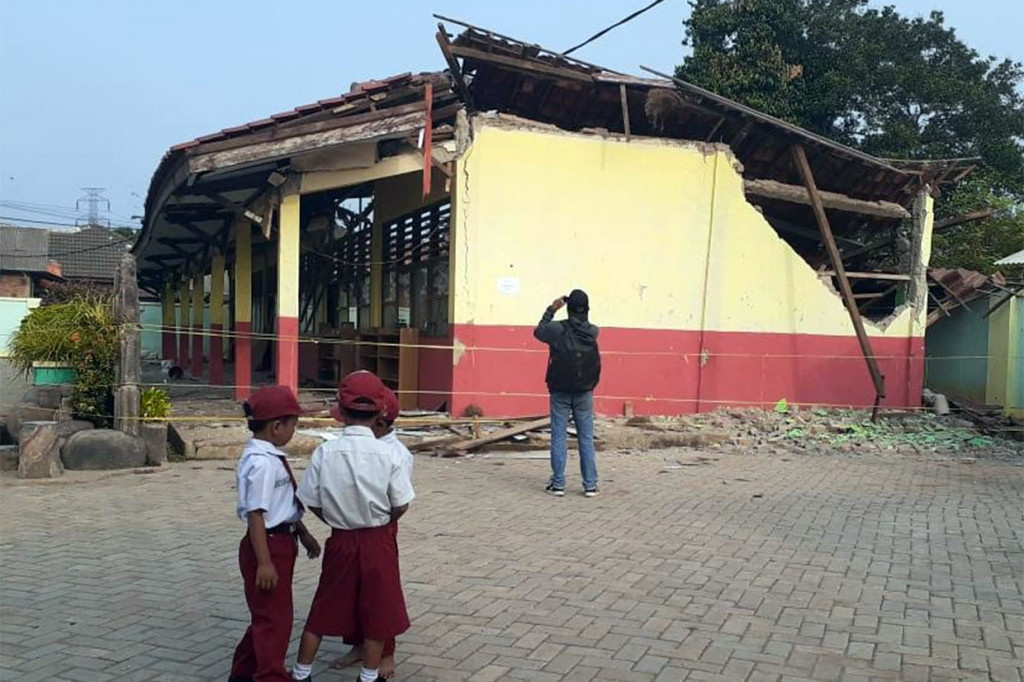 Tidak ada korban jiwa dalam peristiwa robohnya tiga ruang kelas SDN Malangnengah II tersebut, sementara penyebabnya belum diketahui secara pasti.