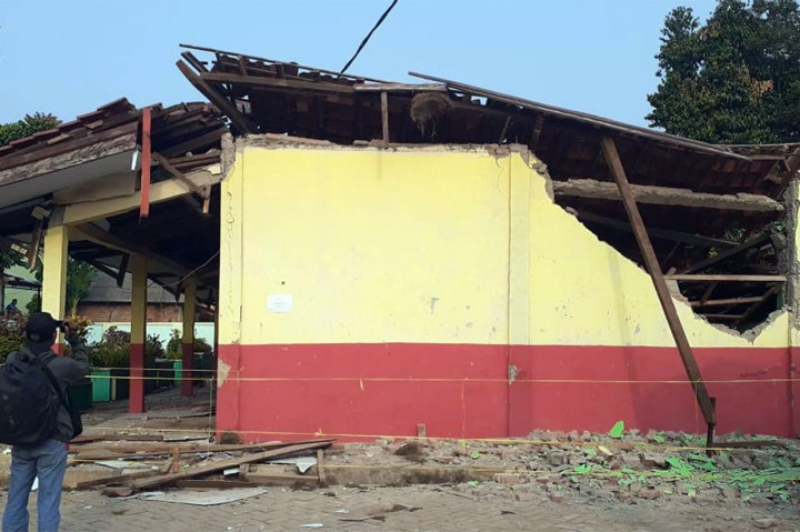 Ambruknya bangunan satu lantai itu diduga akibat faktor alam. Karena sebelumnya, sudah memperlihatkan tanda-tanda kerusakan.