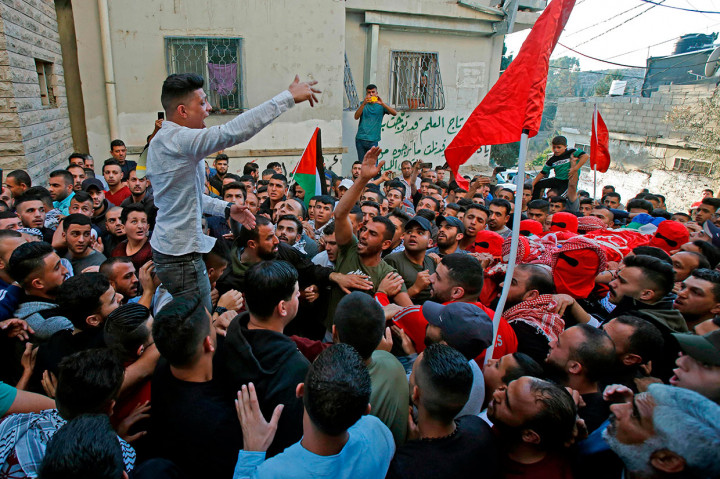 Omar Badawi, 22, ditembak di bagian dada di kamp pengungsi Al-Aroub, dekat Kota Al-Khalil (Hebron). Omar sempat dibawa ke Rumah Sakit Ahali di kota terdekat Hebron, di mana ia dinyatakan meninggal.
