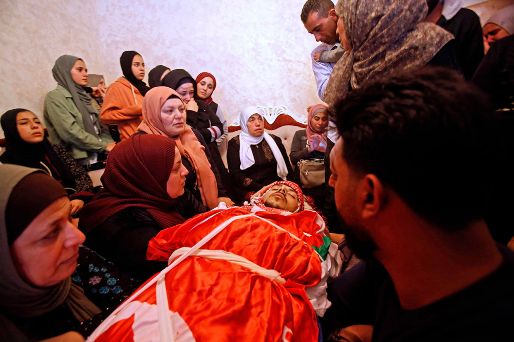 Bentrokan itu terjadi ketika warga Palestina di Tepi Barat menandai peringatan 15 tahun kematian mantan presiden Yasser Arafat. Belum diketahui apakah Omar terlibat dalam aksi tersebut.
