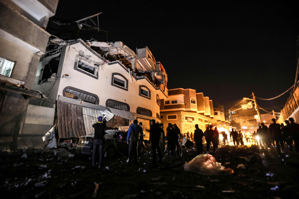 Warga  memeriksa rumah pemimpin Jihad Islam Palestina, Baha Abu Al-Ata, yang rusak setelah serangan Israel di kota Gaza, pada Selasa, 12 November 2019.