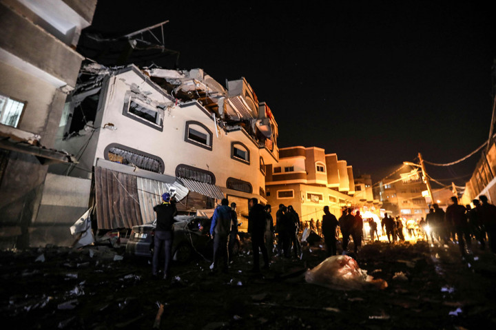 Warga  memeriksa rumah pemimpin Jihad Islam Palestina, Baha Abu Al-Ata, yang rusak setelah serangan Israel di kota Gaza, pada Selasa, 12 November 2019.