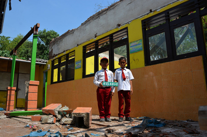 Pascasalah satu ruang kelas SDN Dukuh Klopo, ambruk lantaran usia bangunan yang cukup tua serta sudah lapuk, siswa kelas 2 dan 5 terpaksa belajar di kelas darurat.