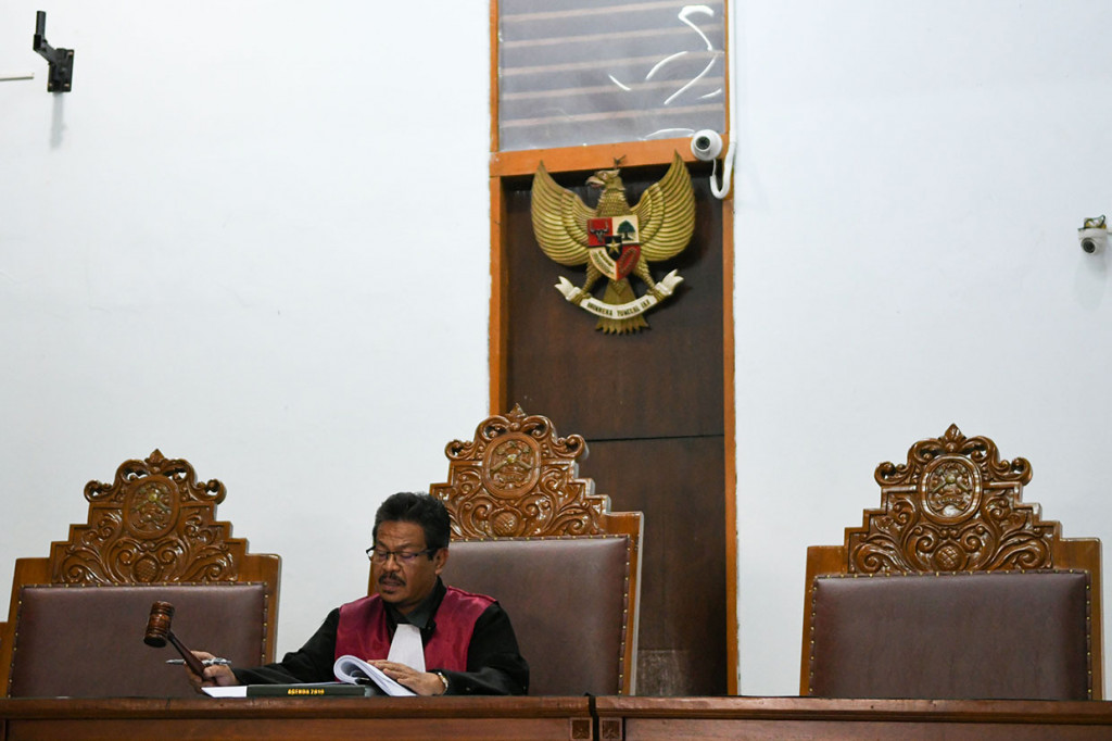 Hakim Tunggal Elfian mengetuk palu usai membacakan putusan sidang praperadilan mantan Menteri Pemuda dan Olahraga (Menpora) Imam Nahrawi di Pengadilan Negeri Jakarta Selatan, di Jakarta.