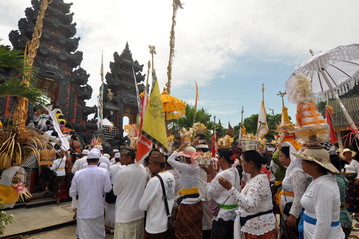 Sejumlah Umat Hindu mengikuti rangkaian kegiatan pelaksanaan upacara Pemlaspasan dan Piodalan di Pura Agung Wanakertha Jagadnatha di Palu, Sulawesi Tengah.