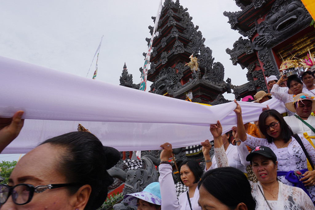 Upacara Pemlaspasan dan Piodalan tersebut diikuti oleh Umat Hindu dari Kota Palu serta beberapa Kabupaten di Sulawesi Tengah. 