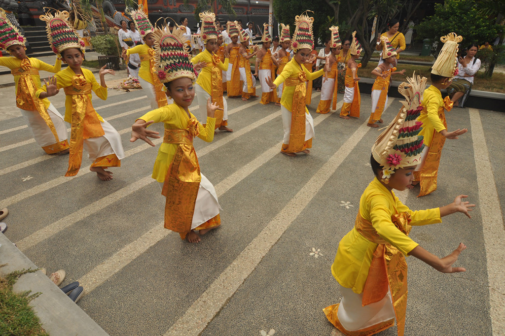 Sejumlah anak membawakan sebuah tarian saat rangkaian kegiatan pelaksanaan upacara Pemlaspasan dan Piodalan di Pura Agung Wanakertha Jagadnatha di Palu, Sulawesi Tengah.