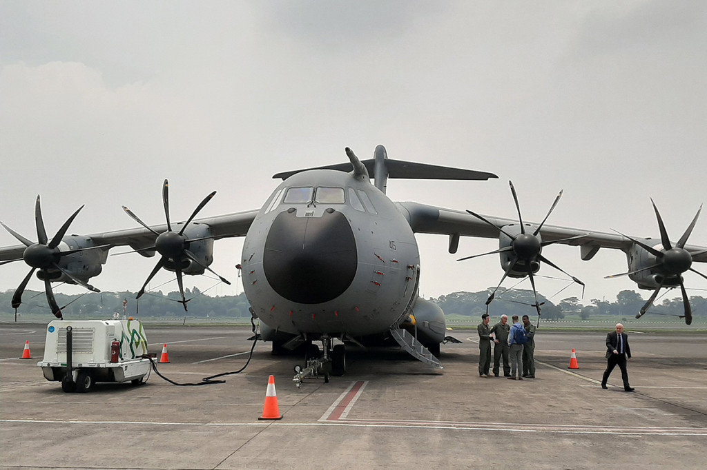 Pesawat milik AU Inggris ini hanya berada di Jakarta untuk hari ini saja. Nantinya, mereka akan melanjutkan perjalanan ke Malaysia dan Sri Lanka.