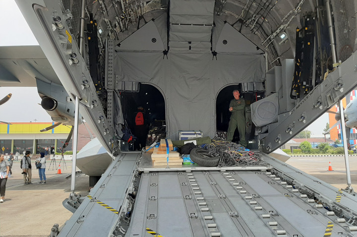 Angkatan Udara Inggris memamerkan keunggulan dan kecanggihan pesawat militer A400 mereka. 