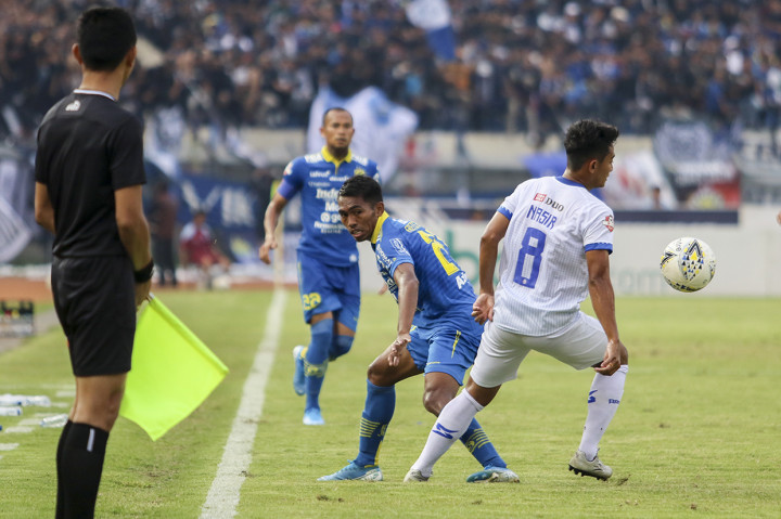 Persib Bandung berhasil mengalahkan Arema FC dengan skor akhir 3-0. 