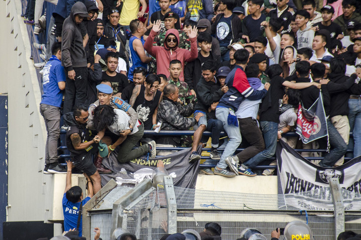 Polisi mengamankan suporter yang rusuh saat pertandingan Persib Bandung melawan Arema FC pada laga lanjutan Liga 1 2019 di Stadion Si Jalak Harupat, Kabupaten Bandung, Jawa Barat.