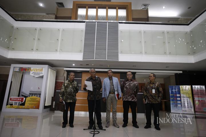 Presiden Joko Widodo telah membentuk panitia seleksi (pansel) untuk mencari hakim konstitusi menggantikan I Dewa Gede Palguna yang akan berakhir masa jabatannya pada 7 Januari 2020.
