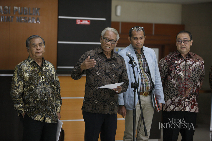Ketua Panitia Seleksi (Pansel) hakim Mahkamah Konstitusi (MK) Harjono didampingi anggota pansel Edward Omar Sharif Hiariej bersiap menggelar konperensi pers di gedung Kementerian Sekretariat Negara Jakarta.