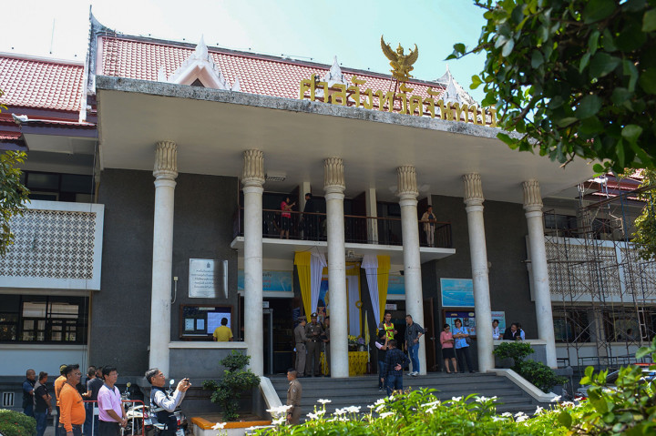 Seorang pria bersenjata tiba-tiba melepas tembakan di dalam salah satu ruang sidang di pengadilan Provinsi Chanthaburi, yang berjarak 250 kilometer sebelah tenggara Bangkok. Penembakan itu terjadi saat sedang digelar sidang sengketa warisan. 