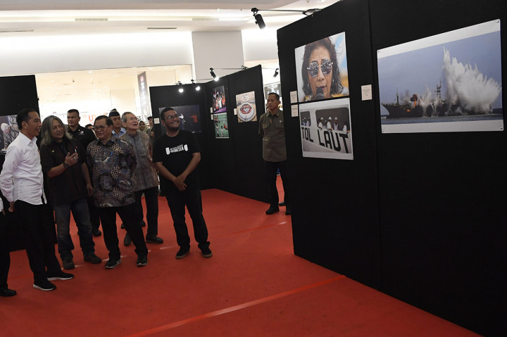 Presiden Joko Widodo (kiri) didampingi Seskab Pramono Anung (tengah), kurator Oscar Motuloh (kedua kiri), Founder Agung Podomoro Group Trihatma Kusuma Haliman (kedua kanan) dan Ketua Panitia Pameran Membangun Indonesia Randi Tri Kurniawan (kanan) menyaksikan karya foto dalam pameran foto Membangun Indonesia di Atrium Neo Soho Mall, Jakarta.