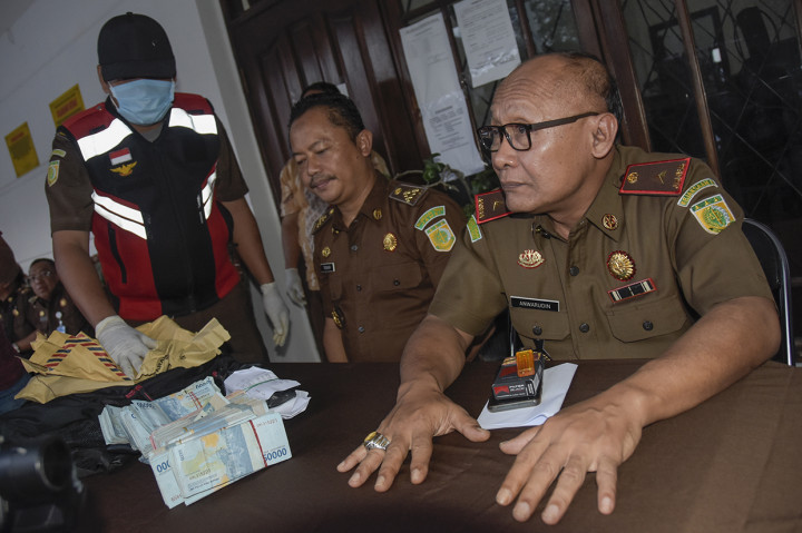Wakajati NTB Anwarudin (kanan) menunjukkan barang bukti berupa uang terkait Operasi Tangkap Tangan (OTT) Kadis Pariwisata Lombok Barat saat jumpa pers di kantor Kejari Mataram, NTB.