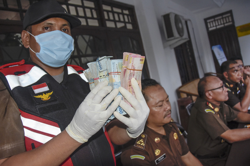 Petugas Kejaksaan Negeri Mataram NTB melakukan operasi tangkap tangan (OTT) Kepala Dinas Pariwisata (Kadispar) Lombok Barat berinisial Ispan Junaidi yang diamankan bersama barang bukti uang senilai Rp95.850.000 atas kasus fee proyek pengembangan pariwisata di Lombok Barat.