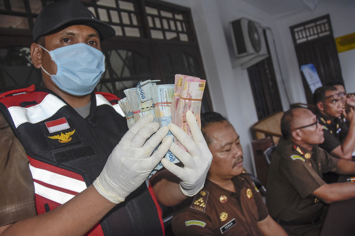 Petugas Kejaksaan Negeri Mataram NTB melakukan operasi tangkap tangan (OTT) Kepala Dinas Pariwisata (Kadispar) Lombok Barat berinisial Ispan Junaidi yang diamankan bersama barang bukti uang senilai Rp95.850.000 atas kasus fee proyek pengembangan pariwisata di Lombok Barat.