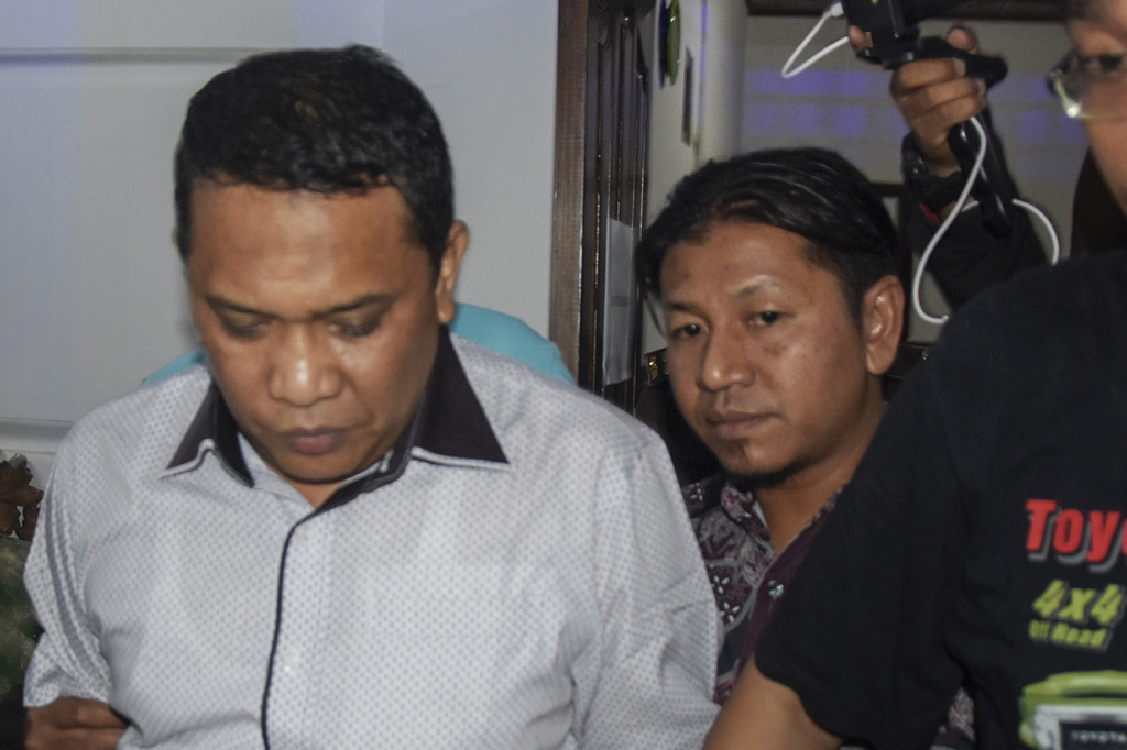 Uang yang diamankan dari tas ransel warna hitam itu diduga kuat jatah yang diterima Ispan Junaidi dari pihak pemenang tender.