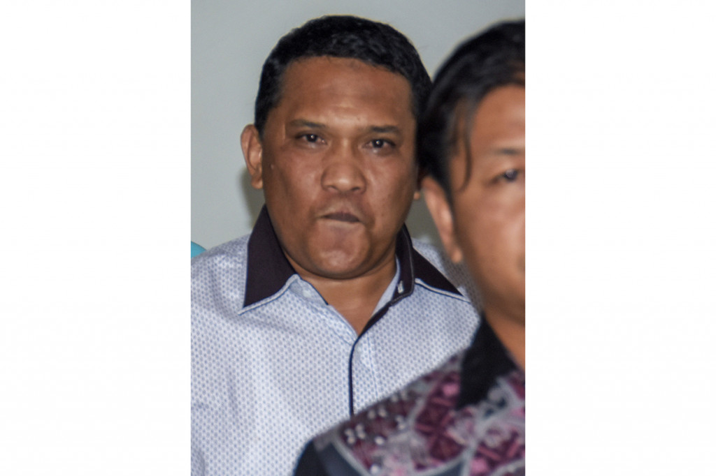 Kepala Dinas Pariwisata Lombok Barat Ispan Junaidi dikawal petugas Kejari Mataram usai menjalani pemeriksaan di Kantor Kejari Mataram, NTB.