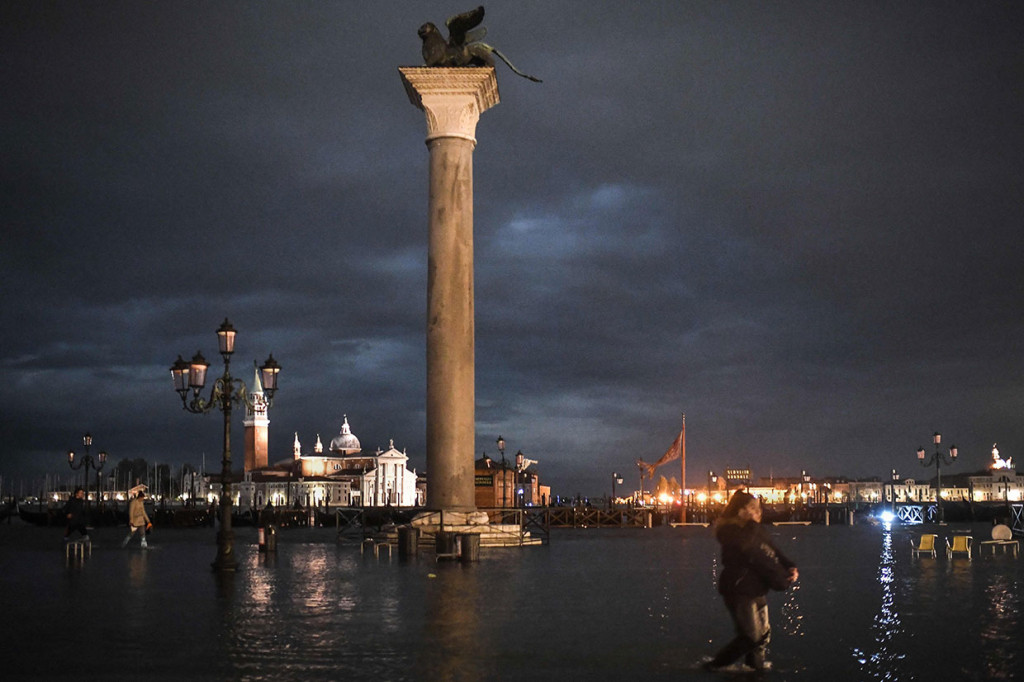 'Acqua alta' atau perairan yang sangat tinggi, memuncak pada ketinggian 1,87 meter (enam kaki) ketika alarm banjir terdengar di seluruh kota kanal Italia, kata pusat pemantauan pasang surut.