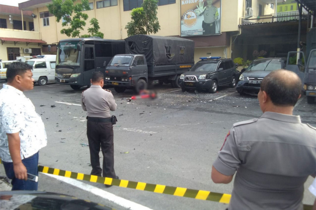 Sesosok jenazah diduga pelaku bom bunuh diri tergeletak di dekat truk polisi di depan kantin Polrestabes Medan, Medan, Sumut, Rabu, 13 November 2019. Terduga pelaku tewas dengan tubuh hancur.