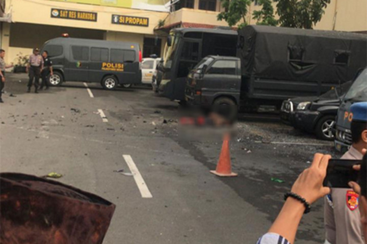 Ledakan bom bunuh diri di dekat kantin Polrestabes Medan terjadi sekitar pukul 08.45 WIB. Terduga pelaku masuk ke dalam Mako Polrestabes Medan dengan menggunakan atribut ojek daring.