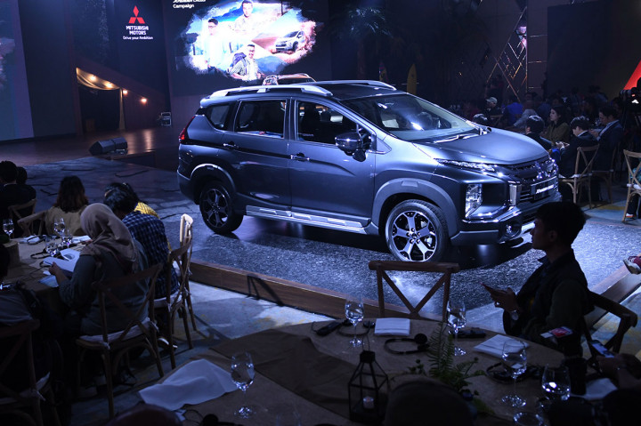 Mobil Mitsubishi Xpander cross ditampilkan saat peluncurannya di Jakarta, Selasa, 12 November 2019. 