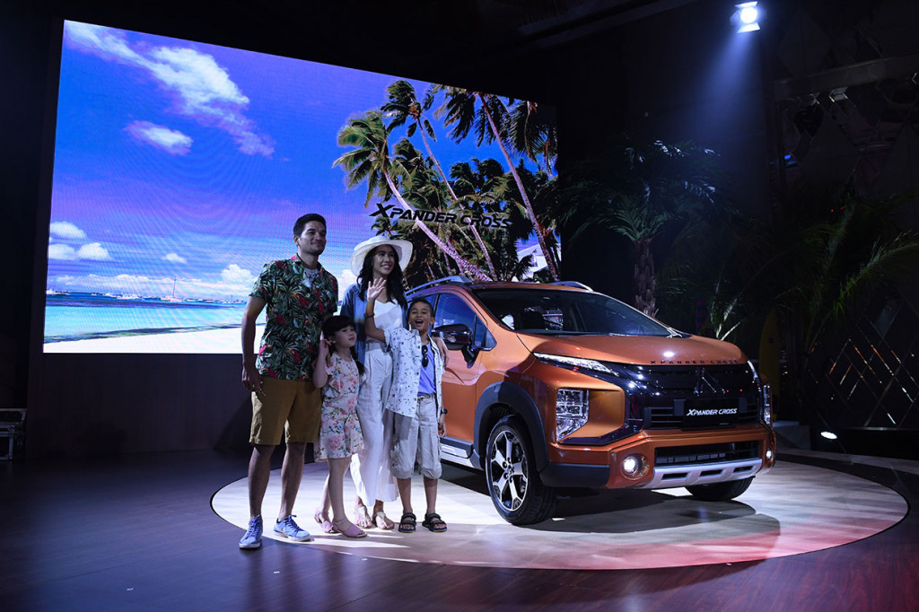 Model terbaru ini merupakan pengembangan dari Mitsubishi Xpander yang sudah dipasarkan sejak 2017. Mobil Xpander cross menjadi varian tertinggi dari Xpander yang ada saat ini, dengan memadukan MPV dan ketangguhan dari SUV yang dipertegas dengan over fender, roof rail, fog lamp sporty, dan kaki-kaki baru.