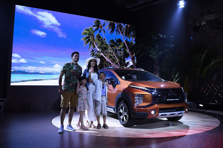 Model terbaru ini merupakan pengembangan dari Mitsubishi Xpander yang sudah dipasarkan sejak 2017. Mobil Xpander cross menjadi varian tertinggi dari Xpander yang ada saat ini, dengan memadukan MPV dan ketangguhan dari SUV yang dipertegas dengan over fender, roof rail, fog lamp sporty, dan kaki-kaki baru.