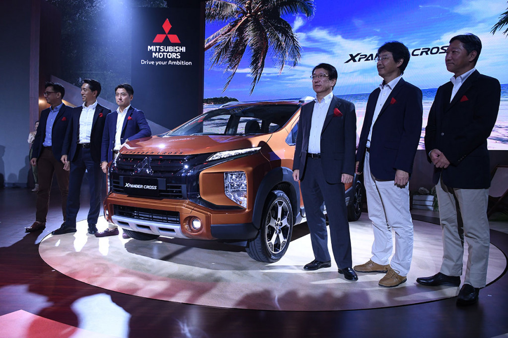 Xpander cross hadir dengan tiga varian, yaitu manual transmission (M/T), automatic transmission (A/T), dan automatic transmission (A/T) premium package yang dilengkapi dengan 'leather seat'.    Hadir dengan lima warna menarik, mobil ini dibanderol dengan harga Rp267,7 juta untuk varian M/T, Rp277,7 juta untuk varian A/T, dan 286,7 untuk varian A/T premium package.