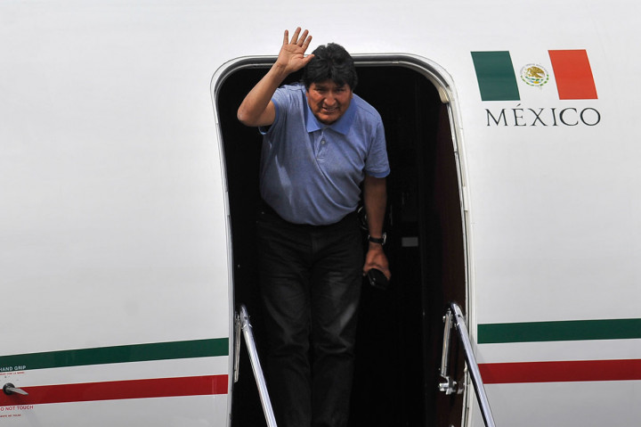 Mantan Presiden Bolivia Evo Morales melambaikan tangan setelah tiba di sebuah bandara di Mexico City, Selasa, 12 November 2019 waktu setempat. Morales tiba di Meksiko setelah diterbangkan dengan pesawat militer Meksiko dari Bolivia, Senin, 11 November malam.
