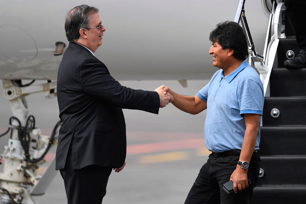 Kedatangan Evo Morales disambut oleh Menteri Luar Negeri Meksiko Marcelo Ebrard.