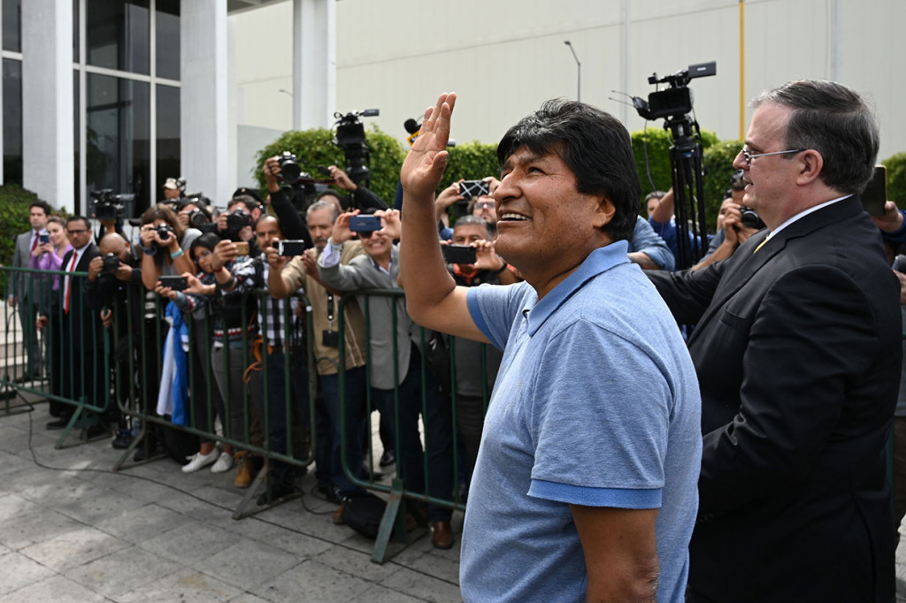 Morales mengatakan kepada wartawan bahwa dia adalah korban 'kudeta' sebelum membela catatannya tentang kondisi kehidupan yang lebih baik bagi orang miskin dan penduduk asli Bolivia. 