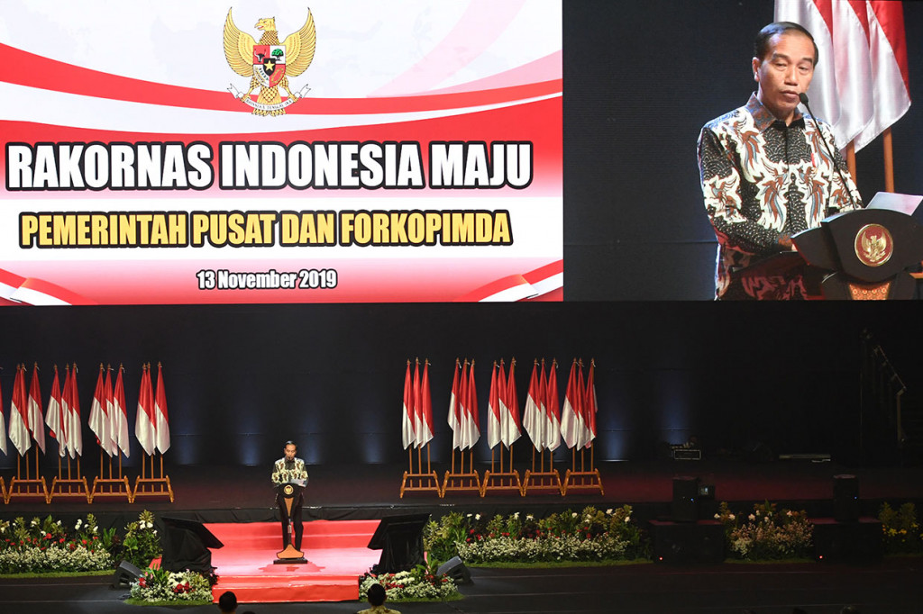 Jokowi menceritakan saat pertemuannya dengan Presiden Bank Dunia David Malpass, maupun Managing Director IMF, Kristalina Georgieva, keduanya menjelaskan kemungkinan kondisi ekonomi dunia pada 2020 akan lebih sulit. 